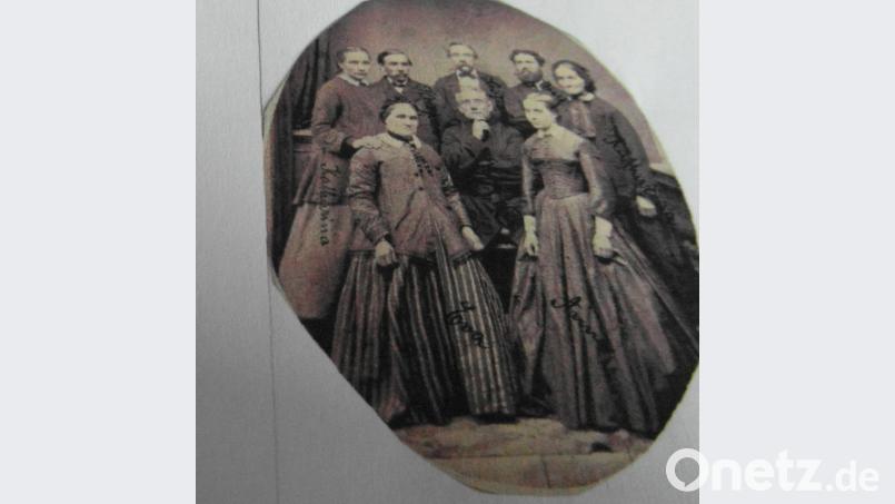 Das Foto zeigt Konrad Weiß (vorne, Mitte) sowie seine Ehefrau Eva mit sechs von sieben Kindern. hl