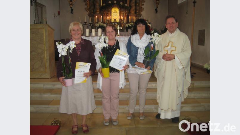 Beim Vorabendgottesdienst in der Pfarrei St. Vitus in Ursensollen verabschiedet  Pfarrer Konrad Willi (rechts) drei ehemalige Pfarrgemeinderatsmitglieder. brü