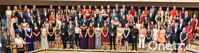 Sie stehen jetzt an einer wichtigen Schwelle ihres Lebens: Die 96 Abiturienten des Otto-Hahn-Gymnasiums Marktredwitz. fppp