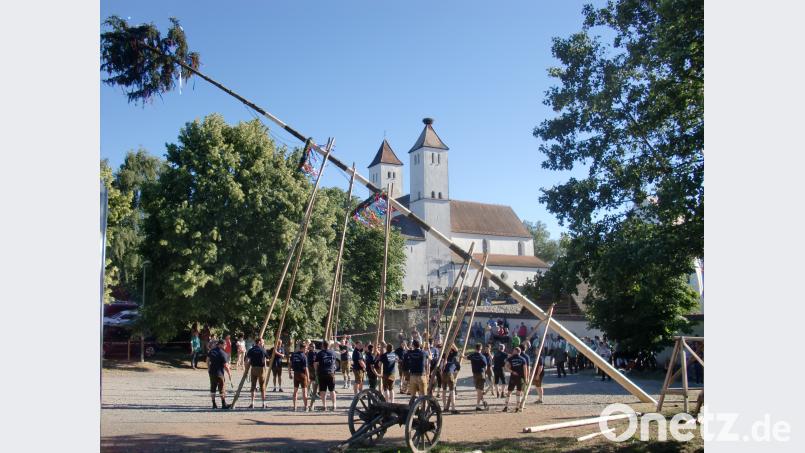 Immer eine Herausforderung: das Aufrichten des Kirwabaums. Haubelt