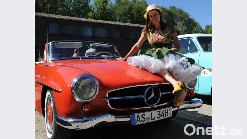 Legendär der Mercedes 190 SL Baujahr 1958, aber um wesentliche Jahrzehnte jünger die für die damalige Zeit mit Petticoat standesgemäß gekleidete Fahrerin. Bild: GF