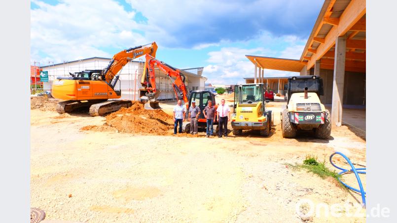 Bürgermeister Hans-Martin Schertl und Bauamtsleiter Stefan Ertl besichtigen den Fortschritt der Arbeiten bei der Errichtung der Außenanlagen des neuen Bauhofs von Vilseck. zip