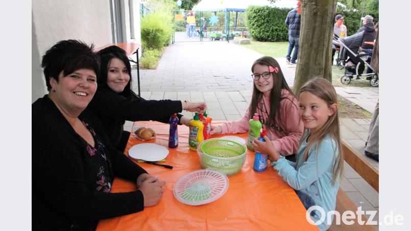 Mittels Salatschleuder kreierten die Kinder die buntesten Bilder. den