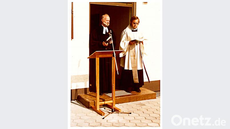 Die Geistlichen Pfarrer Konrad Beierl (rechts) und Claus Seltmann bei der Einweihung der Kläranlage. ü