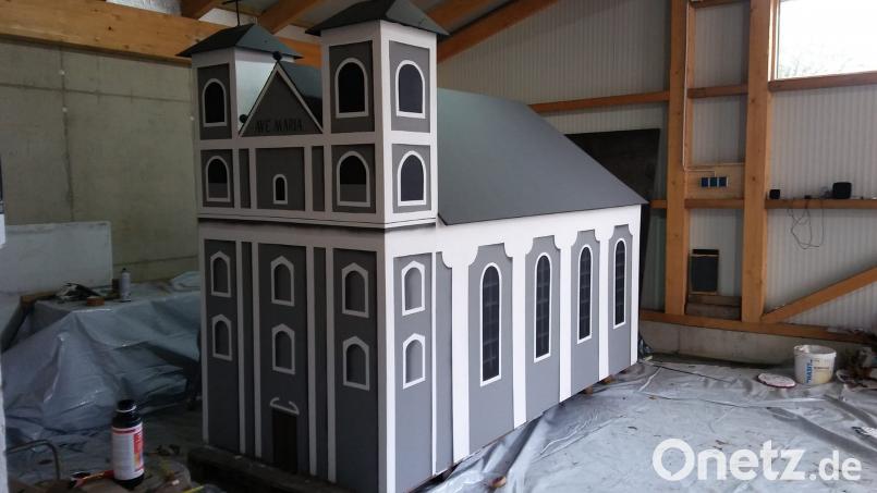 Wahrzeichen Fuchsmühls ist die Wallfahrtskirche. Das Modell wurde von den Handwerkern der Laienspielgruppe restauriert. Zusammen mit einer Holzrechtlergruppe wird es ein Blickfang beim Festzug in Wiesau sein. wro