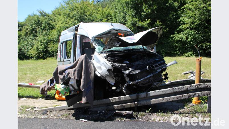 Ein Sprinter-Fahrer verlor auf der A93 die Kontrolle über das Fahrzeug und einen Anhänger. Alexander Auer