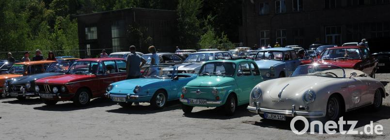 Über 100 Raritäten der Automobilgeschichte waren auf der Hochofen-Plaza geparkt. Bild: GF