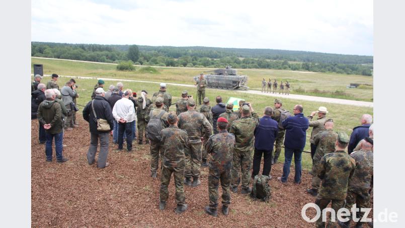 Mit dem Schützenpanzer „Puma“ (im Hintergrund) wurde der erste Schuss aus der 30-Millimeter Bordkanone des neuen Hauptwaffensystems der Oberviechtacher Panzergrenadiere abgegeben. frd