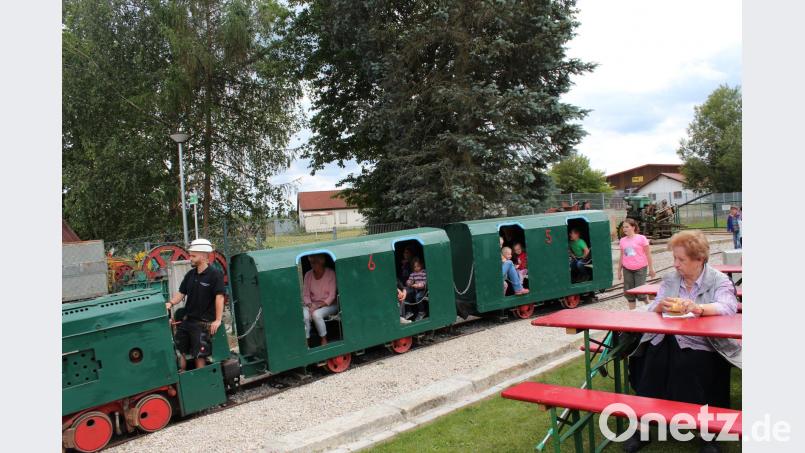 Beim Bergfest auf dem Maffeigelände dreht die Grubenbahm ihre Runden. cs