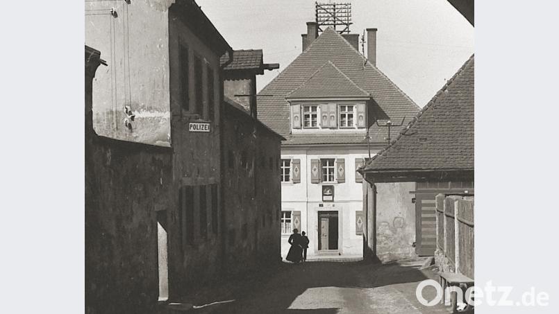 Das Polizeigebäude im Jahr 1918 zwischen dem hinteren Rathausbogen und dem alten Schulgebäude, heute Stadtkämmerei. exb