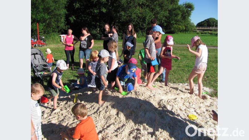 Spass hatten die Jüngsten am Buddeln  im Sandhaufen. sei