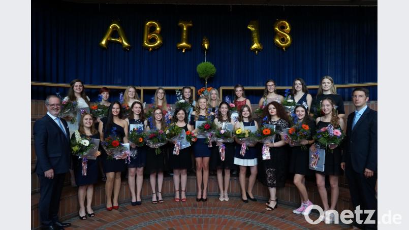 Über eine Eins vor dem Komma können sich 21 Abiturientinnen freuen. Die Bestnote 1,0 erreichte Julia Fleischmann (vorne, Siebte von links). jkt