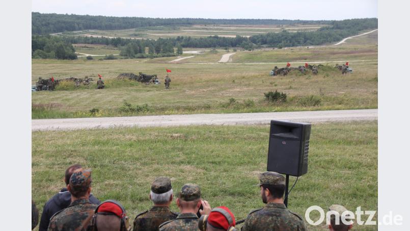 Die Zuschauer konnten aus der Ferne verfolgen, wie so ein Gefecht geübt wird. p frd