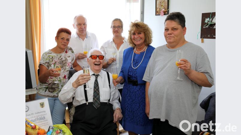 Geistig frisch feiert Gerhard Fröhlich (sitzend)  im Caritas-Altenheim seinen 95. Geburtstag. Mit auf dem Bild (von links) Stiefschwiegertochter Heidi Wenzel, Stiefsohn Joachim Wenzel, Heimleiterin Evelin Gerstl-Seidl, dritte Bürgermeisterin Sonja Heindl und Heimbeirat Cornelia Loh. njn