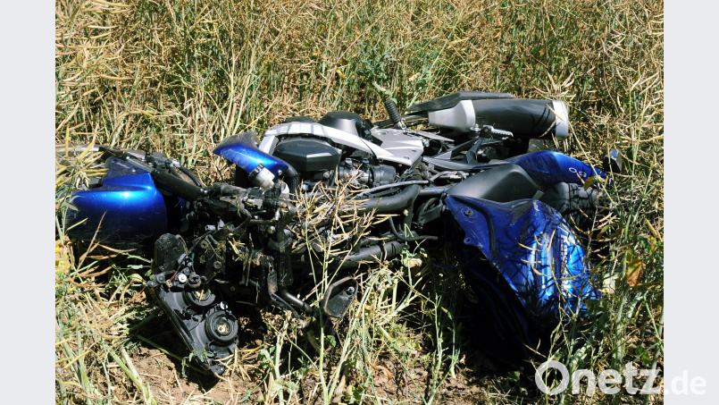 Schwere Verletzungen zieht sich der Fahrer dieser Kawasaki zu. Bei Paulsdorf kam er mit seiner Maschine von der Straße ab. gf