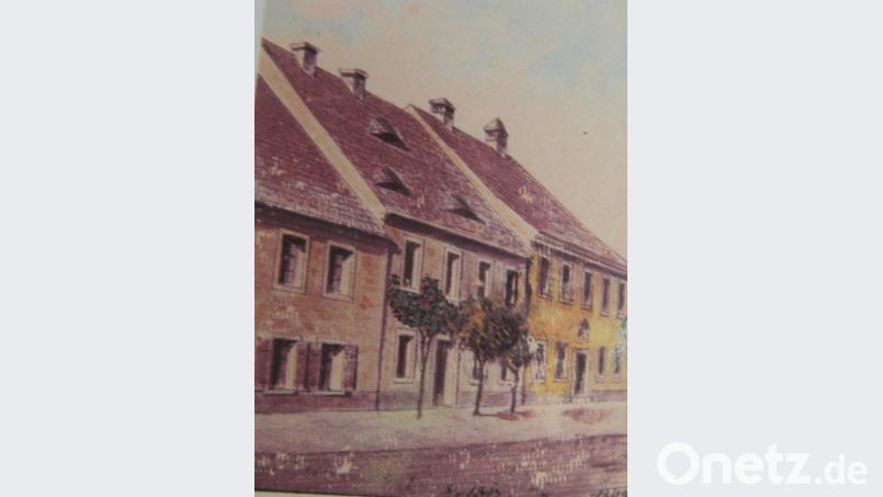 Dies ist ist eine Aufnahme vom ersten,  1808 eingerichtetem Schulhaus in Waldeck (Bildmitte mit den drei Bäumen davor und dem Pfarrhof rechts daneben). Darin war  die Wohnung des jeweiligen Lehrers untergebracht. Es ist gleichzeitig auch das Geburtshaus von Pfarrer Josef Weiß und  des berühmten Waldecker Komponisten Hans von Koessler. hl