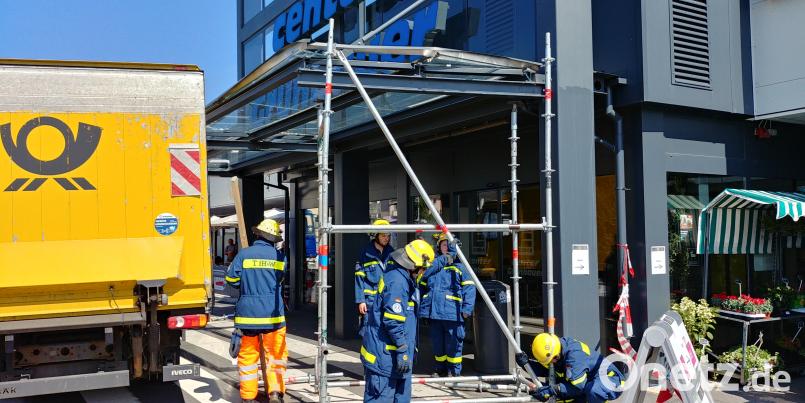 Ein Lkw rammte das Vordach eines Markts in Weiden. THW Weiden