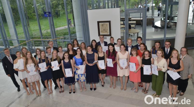 31 Abiturienten des Augustinus-Gymnasiums haben eine Eins vor dem Komma, vier junge Frauen sogar einen Schnitt von 1,0 (in der Mitte nebeneinander): Johanna Müller (Elfte von rechts), Laura Dietl, Larissa Reil und Lilli Werner (von rechts). Zu den guten Ergebnissen gratulierten   Rektor Helmut Matejka (links) und Oberstufenkoordinatorin Johanna Butz (rechts). Wilck