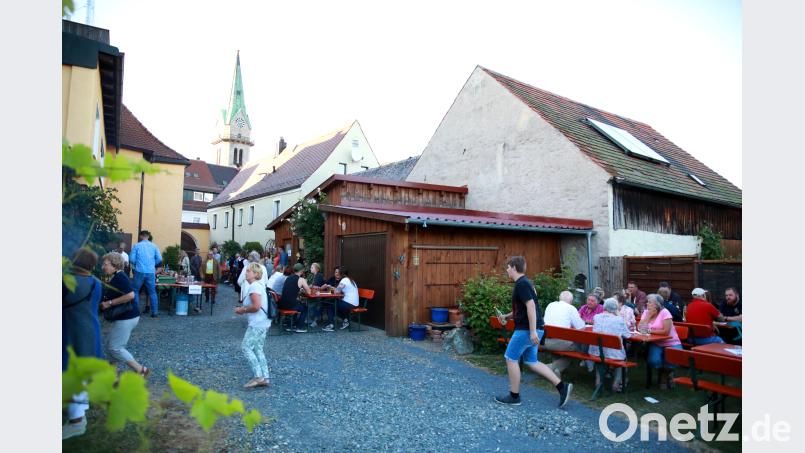 Im romantischen Innenhof des Töpferladens von Christine Stumpf feierte die Organisierte Erste Hilfe mit einem Gartenfest ihren 19. Geburtstag. Neumann, Jochen [NJN] (jochen.neumann@erbendorf.de)