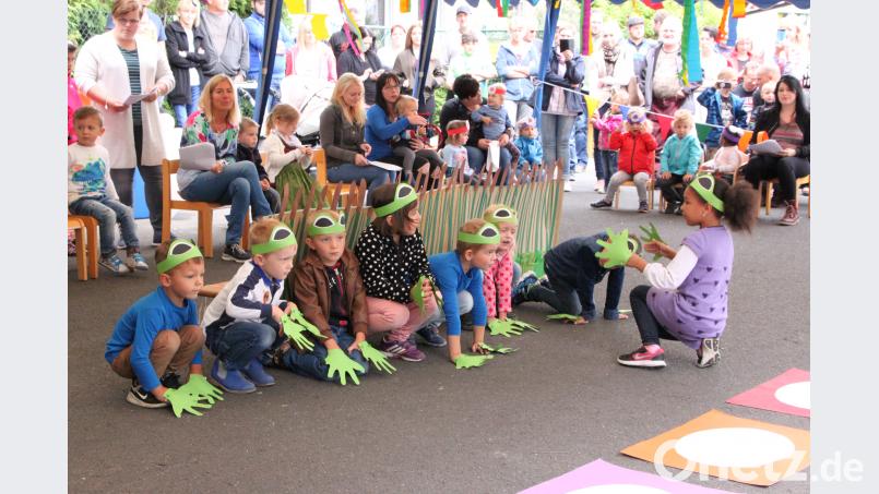 Die Frösche versteckten sich vor dem Storch. DEN, Autor [DEN] (<a href=