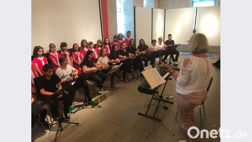 Beide Gruppen musizieren gemeinsam mit Christine Feser. eib