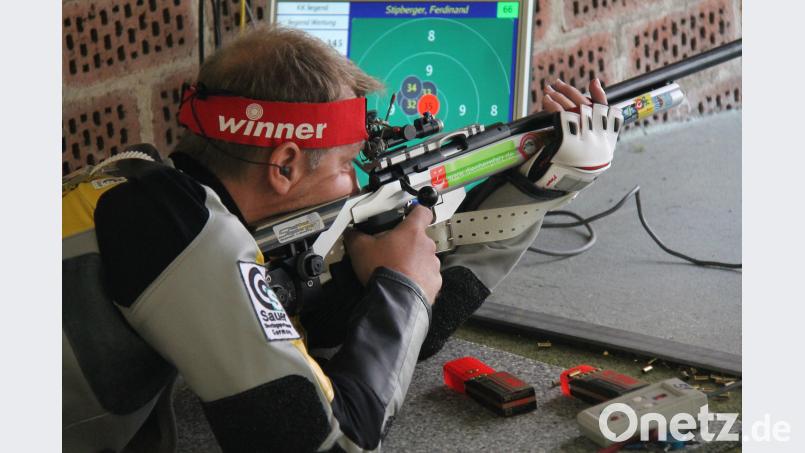 Ferdinand Stipberger (Hubertus Knölling) mit dem Kleinkalibergewehr in der Königsdisziplin 3x40 beim Liegendschießen. Dirscherl, Ludwig