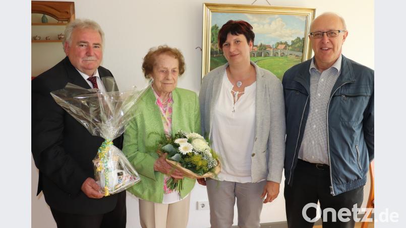 Zum 95. Geburtstag gratulieren Anna Gmeiner (mit Blumenstrauß) zweiter Bürgermeister Peter Gold (links), die Leiterin des Seniorenzentrums Nicole Rischer-Bäumler (Zweite von rechts) und Betreuer Bernhard Stahl (rechts). exb
