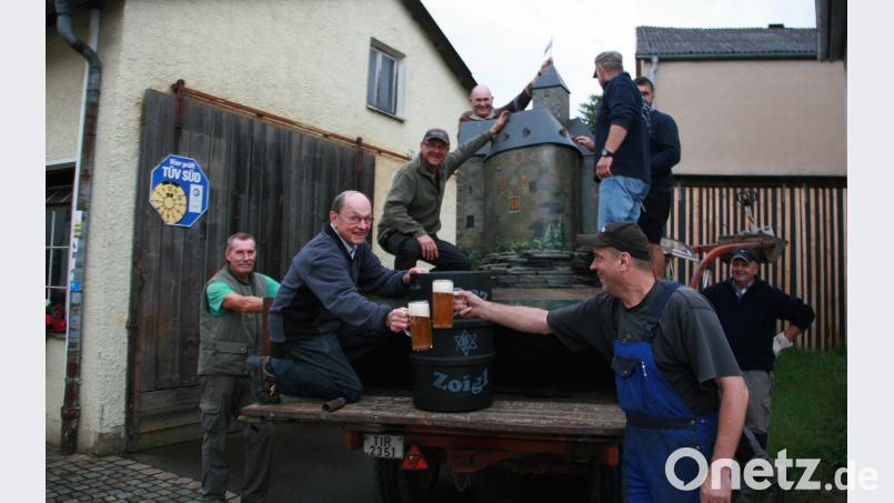 Nach getaner Arbeit schmeckt der Zoigl noch einmal so gut. Mit der Nachbildung der Burg beteiligt sich der Oberpfälzer Waldverein Falkenberg am Nordgautag-Festzug. wro