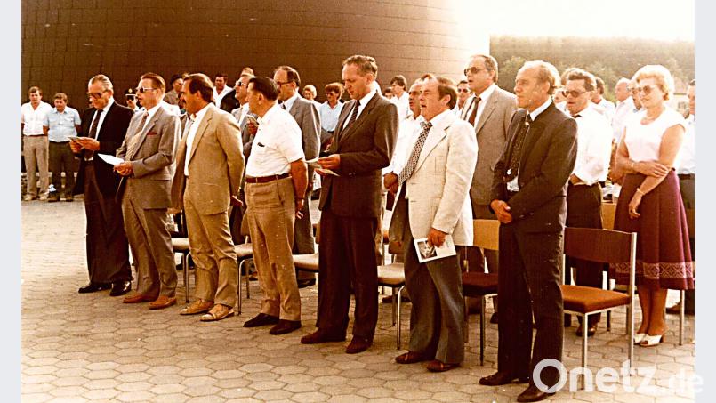 Bei der Einweihung der Kläranlage war unter anderem auch der inzwischen verstorbene Landtagsabgeordnete Hans Lukas (vorne, Zweiter von rechts)  als Gast zugegen. ü