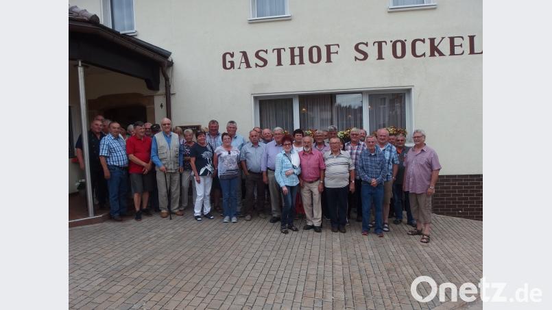 In Trockau wurde im Gasthaus Stöckel von den Rentnern und Pensionisten mit einer zünftigen Brotzeit der gelungene Ausflug gefeiert. Ganz rechts: Rentnerboss und Leiter der Fahrt  Hans Joachim Heinzel. GPA
