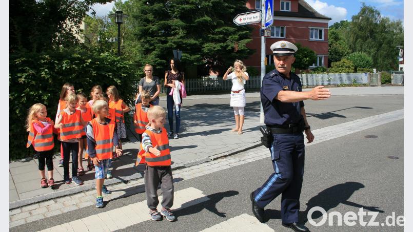Das richtige Überqueren  des Zebrastreifens will geübt sein. Polizeihauptkommissar Berthold Walbrunn zeigt,  wie es gefahrlos geht. wro