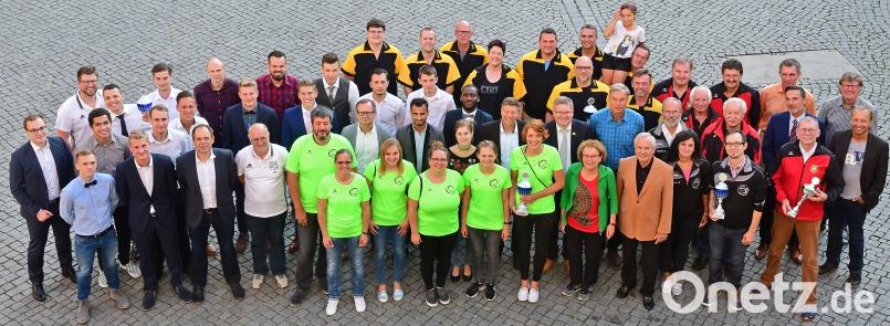 Die geehrten Sportler, ihre Trainer und die Verantwortlichen vor dem Rathaus. Petra Hartl