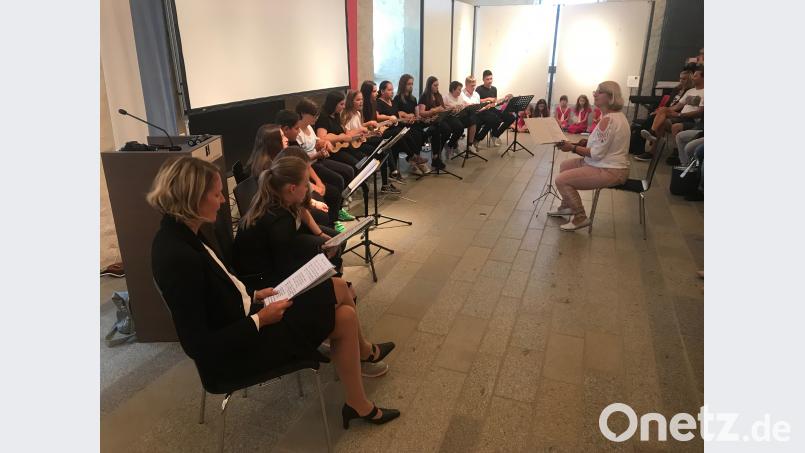 Die deutsche Ukulele-Gruppe mit Katrin Kunz (links) und Christine Feser (rechts) zeigte ihr Können. eib