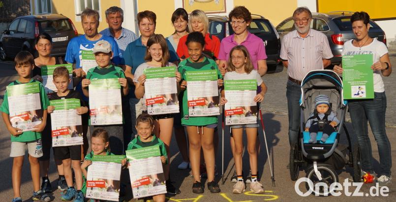 Bürgermeister Johann Graßl (Zweiter von rechts) und TSV Vorstand Robert Becher (links) probten  schon mal den Start für den Kuno-Spendenlauf. Walken, laufen, gehen  sowie mit Kinderwagen schieben, alles ist erlaubt. weu