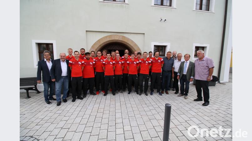 Für Vereinsvorsitzenden Norbert Flessa und Bürgermeister Werner Walberer gleichermaßen ein Grund zum Feiern: Nach einem Jahr Kreisklassigkeit ist der FC Dießfurt in die Kreisliga zurückgekehrt. Bild: bjp bjp