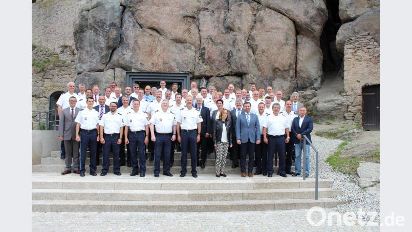 54 Polizeiführungskräfte aus der ganzen Oberpfalz beim gemeinsamen Foto vor der Burg Falkenstein; vorderste Reihe 5. von links: Polizeipräsident Gerold Mahlmeister, rechts daneben sein Vertreter, Leitender Polizeidirektor Thomas Schöniger. exb
