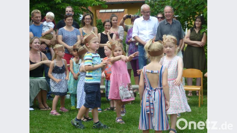 Kirchenpfleger Konrad Huber und Bürgermeister Bernhard Lindner (von rechts) zeigen sich mit den Gästen sehr angetan von den Darbietungen der Kinder. ibj