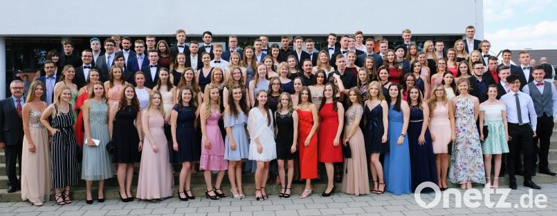 103 junge Damen und Herren des Gymnasiums Eschenbach erhielten am Freitagabend im Rahmen einer Abschlussfeier das Abiturzeugnis (unser Bild mit Schulleiter Dr. Knut Thielsen und den Oberstufen-Koordinatoren Dagmar Mense und Robert Kreuzer. do