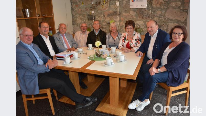 rafen sich in lockerer Runde im Mehrgenerationenhaus. Die SPD-Bezirksräte (von links) mit Volker Liedtke, Richard Gassner und Norbert Hartl, der Arbeitskreis Heimatpflege mit Heiz Zeitler und Erhard Sommer, Stadträtin Angelika Müller, SPD-Bezirkstagskandidatin Brigitte Scharf, SPD-Kreisvorsitzender Rainer Fischer und MGH-Leiterin Gudrun Brill. jr