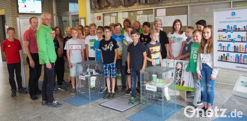 Die erste Schülergruppe am Kepler-Gymnasium besucht die Wanderausstellung über Mikroplastik. sbü