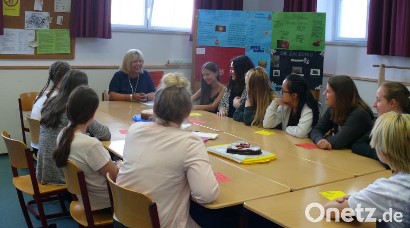 Angelika Würner (links) berichtet in der Realschule der Zisterzienserinnen den Mädchen aus dem Sozialzweig von ihrem Alltag als AWO-Kreisgeschäftsführerin. exb