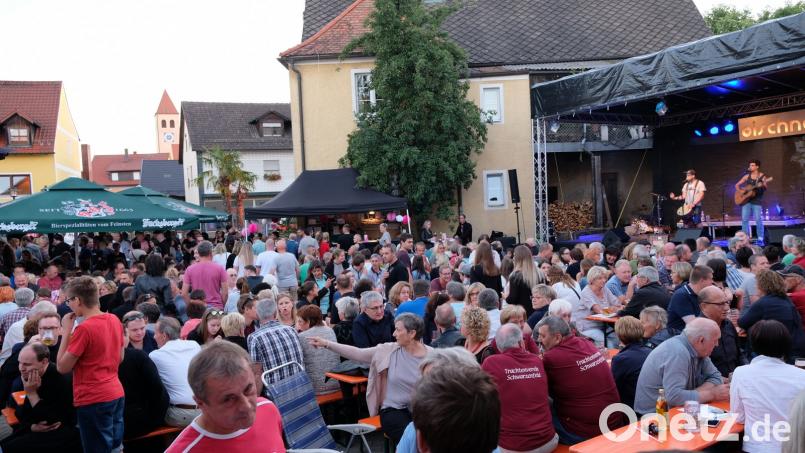 Hunderte von Besuchern strömten zum Eckert-Hof, um &quot;Sommer dahoam&quot;  mitzuerleben. Für sie gab es warme Temperaturen, viel Musik und jede Menge Spaß. Bäumler