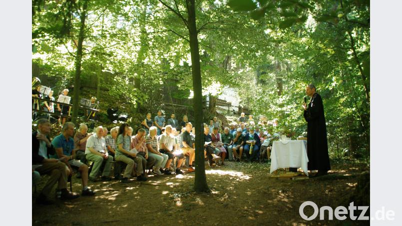 Zur Angfelder Kirwa gehört auch immer ein Gottesdienst im Freien. Der evangelische Rosenberger Pfarrer Uwe Markert zelebriert ihn am Samstag.. müb