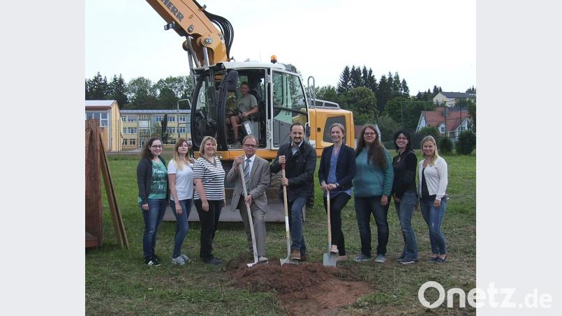 Gemeinsam mit den Praxismitarbeiterinnen und Bürgermeister Werner Walberer (Vierter von links) geben Dr. Olga und Dr. Johannes Burger (Vierte und Fünfter von rechts) den Startschuss zum Beginn der Ärztehaus-Bauarbeiten. bjp