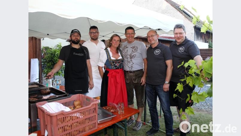 Im romantischen Innenhof des Töpferladens von Christine Stumpf (dritte von links)  feierte die Organisierte Erste Hilfe mit einem Gartenfest ihren 19. Geburtstag. Mit auf dem Bild (von links) OEH-Einsatzleiter Fabian Keppler-Stobrawe, BRK-Bereitschaftsleiter Sven Lehner, Stumpfs Lebensgefährte Anton Leipold sowie die beiden Kommandanten der Feuerwehr Wolfgang Gruber und Bernhard Schmidt. Neumann, Jochen [NJN] (<a href=