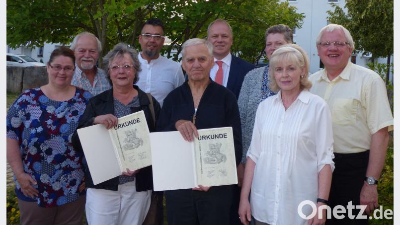 Maria Rodler und Bernd Päge (vorne, Mitte) erhielten Urkunden für 40-jährige Mitgliedschaft. Dazu gratulierten (von links): Anita Michl (Aufsichtsrätin), Peter Brandt (Vorstand), Maria Rodler (Geehrte), Jürgen Pausch (Vorstand), Bernd Päge (Geehrter), Martin Scharl (Aufsichtsratsvorsitzender), Karin Schiller (Aufsichtsrätin), Elisabeth Pöllmann (Aufsichtsrätin), Markus Friedrich (Vorstand). exb