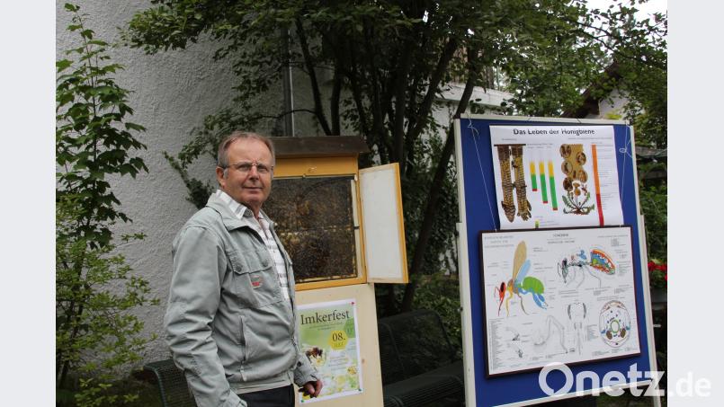 Vorsitzender Hans Pröls des Bienenzuchtvereins informiert an einem Stand über das Leben der Bienen und das Imkern. ads