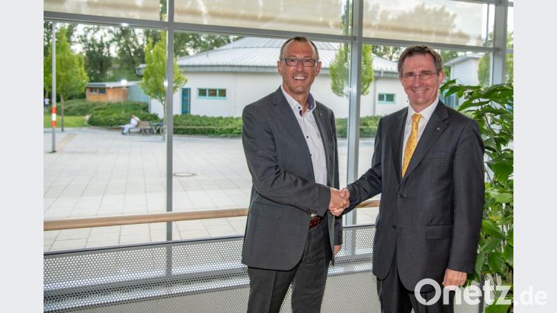 Der alte und der neue Rotary-Präsident: Stephan Prechtl (rechts) übergibt an Peter Rihm. Tobias Riedl/exb