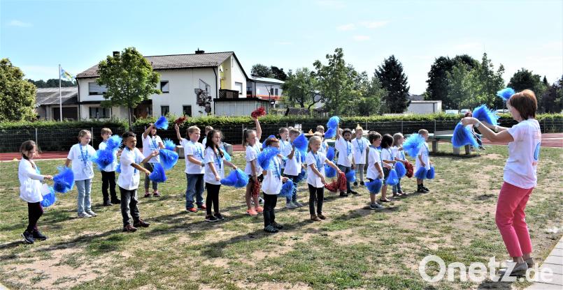 Die Klasse 1a eröffneten die "Ballhelden"-Aktion mit einem Cheerleader-Tanz Gradl, Renate