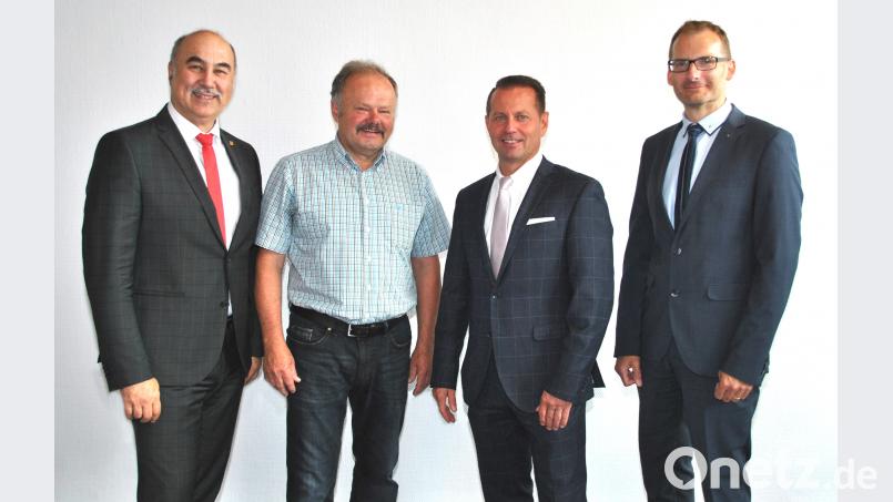 Hausmeister Günter Sommer (Zweiter von links) nimmt Abschied von der Sparkasse und geht in den Ruhestand. Vorstandsvorsitzender Josef Pflaum, Vorstandsmitglied Gerhard Hösl und  der Leiter des Unternehmensbereichs Organisation, Michael Feistl (von links nach rechts), danken für die vergangenen 18 Jahre. dob